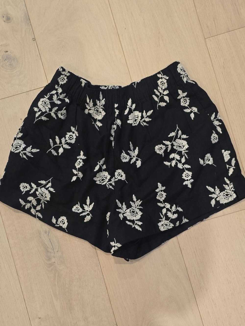Abercrombie & Fitch Black Floral Embroidered Women’s Shorts